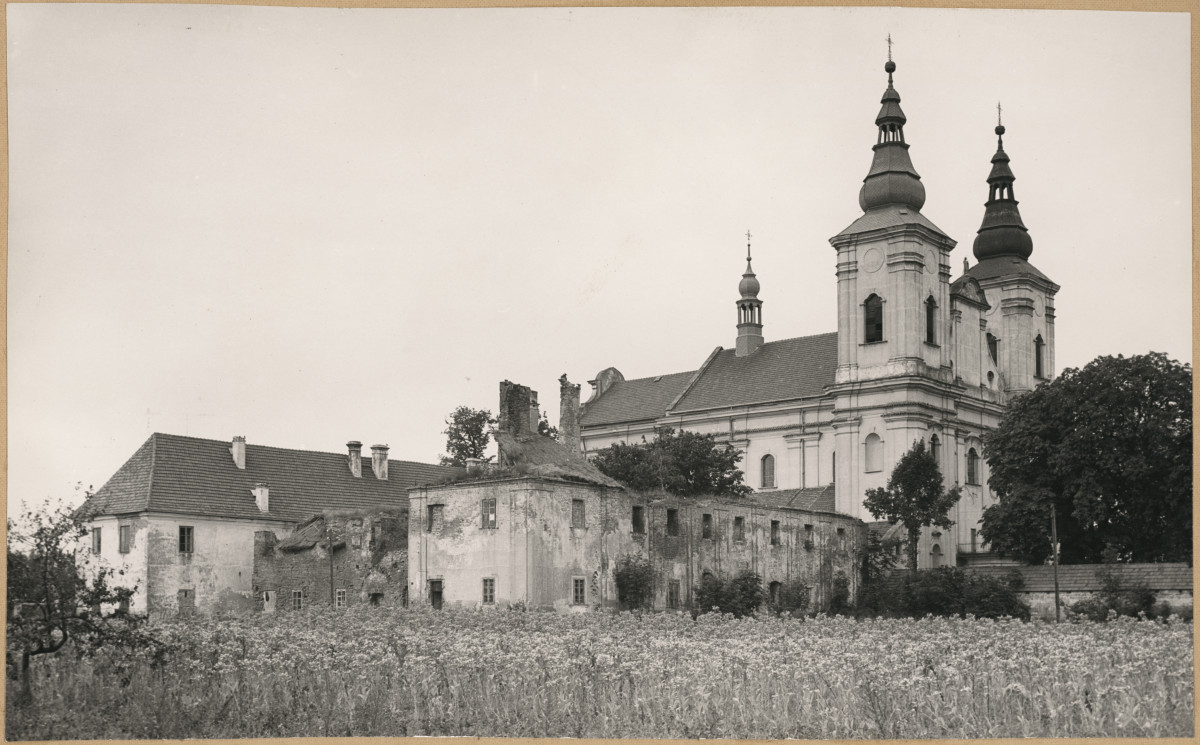 Zespół klasztorny - widok ogólny od strony płn. - wsch. 

 , skan 1