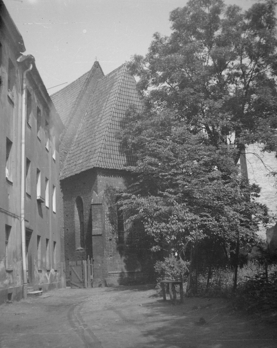 Kościół św. Łazarza - widok od strony płd. - zach. Widoczna przypora i maswerk., skan 1