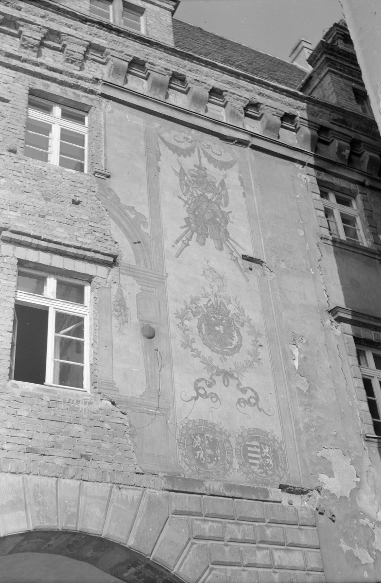 Dom Wagi Miejskiej, ob. biblioteka - elewacja boczna - sgraffito, skan 1