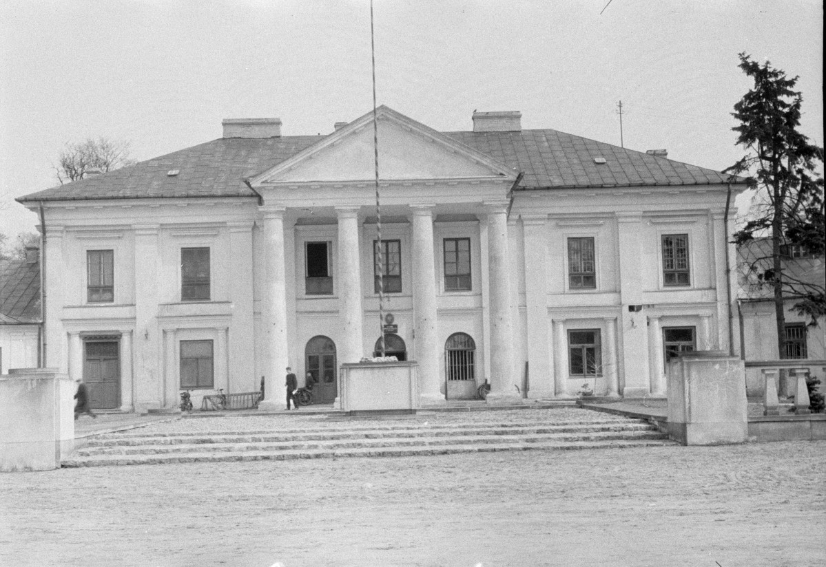 pałac Ogińskich - front, portyk kolumnowy, skan 1