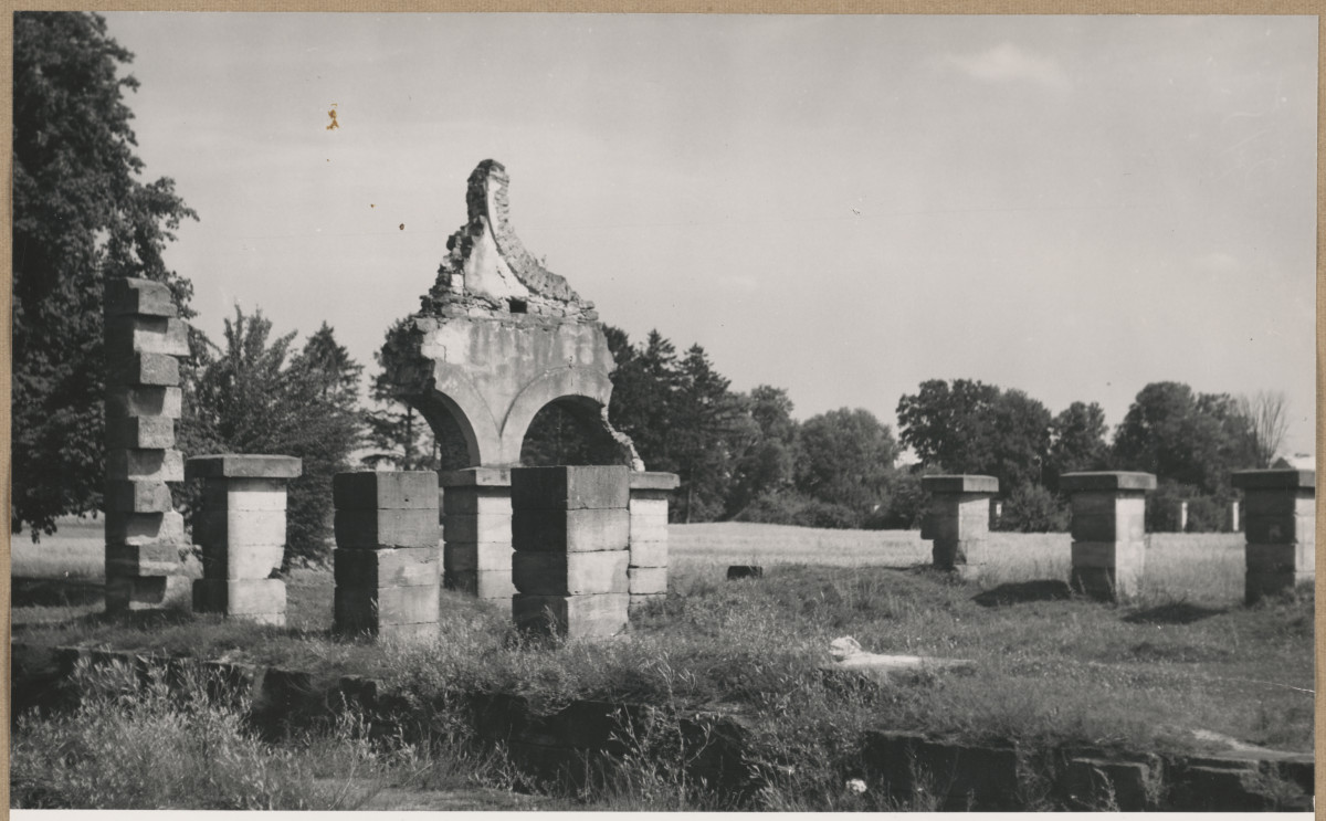 Zespół XIX w. zakładu przemysłowego - budynek walcowni, widok fragmentu ruin

, skan 1