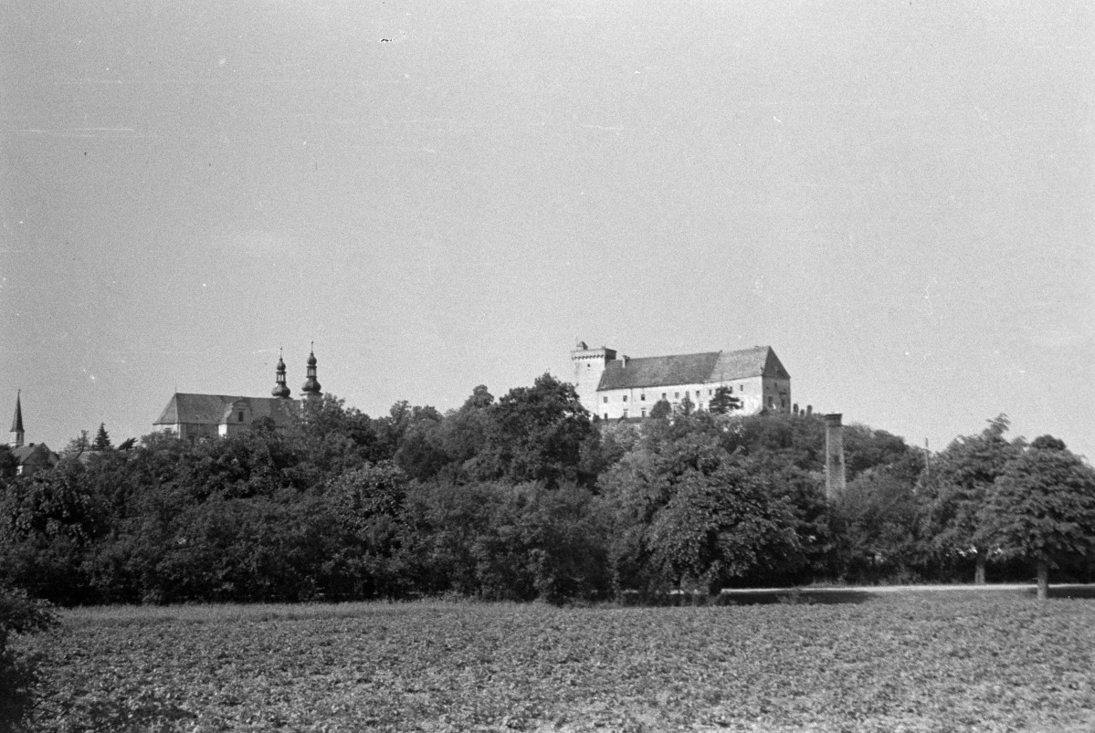 zamek biskupi - elewacja południowo - zachodnia oraz kościół pw. św. Mikołaja i Franciszka Ksawerego - elewacja południowa, skan 1