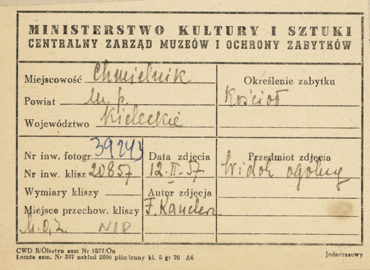 Kościół parafialny wraz z sąsiednimi zabudowaniami - widok ogólny - metryczka, skan 1