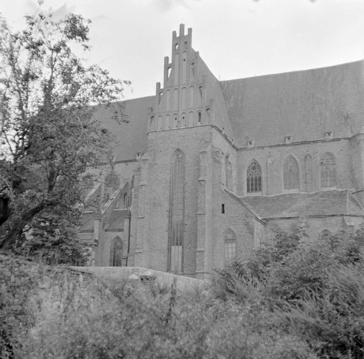 kościół pw. śś. Piotra i Pawła - elewacja południowa - fragment, skan 1