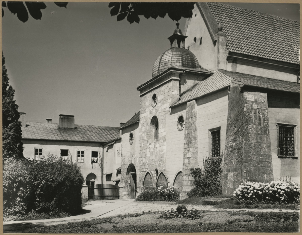 Zespół klasztorny - widok fragmentu zabudowy, skan 1
