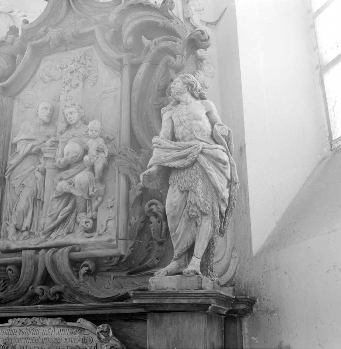 Kościół NMP na Piasku - wnętrze: ołtarz w kaplicy, płaskorzeźba św. Rodziny i rzeźba Jana Chrzciceiela, skan 1