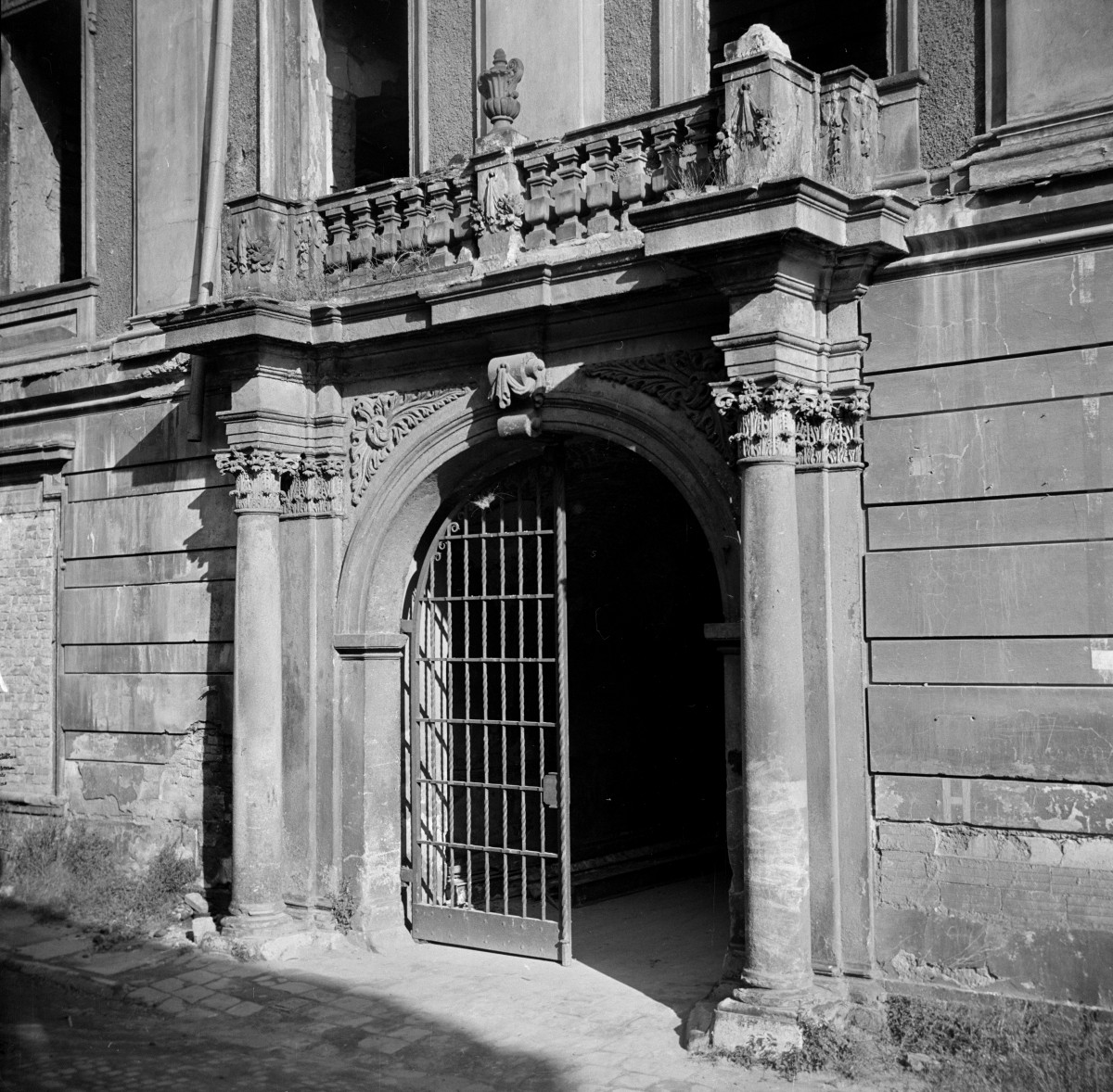 pałac biskupów - elewacja, portal brama, skan 1