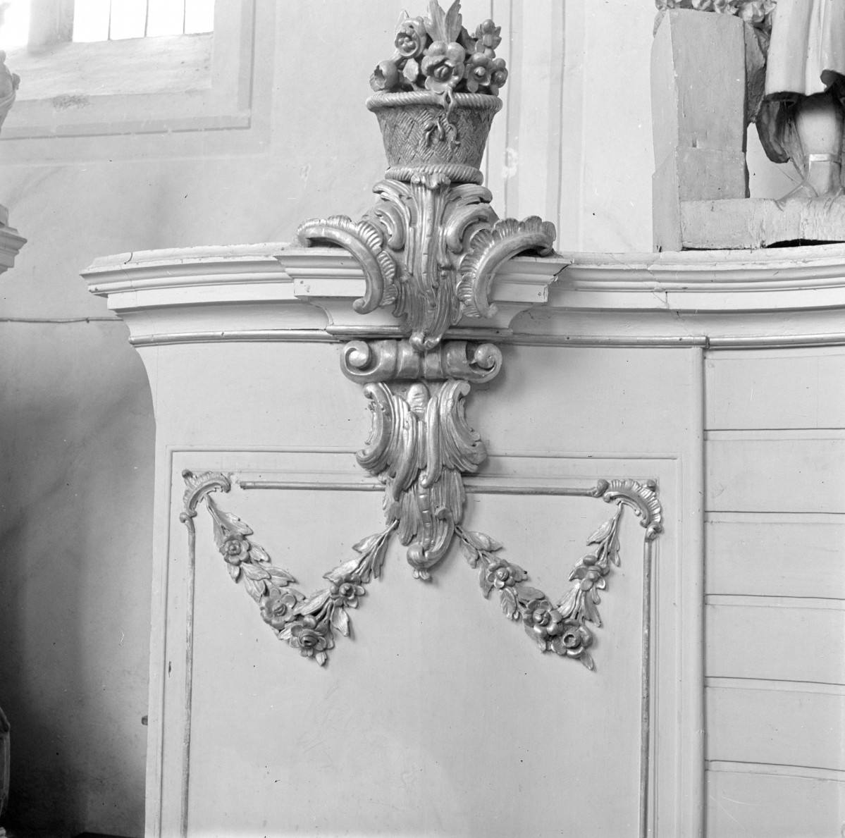 klasztor Franciszkanów - prezbiterium, fragment, skan 1