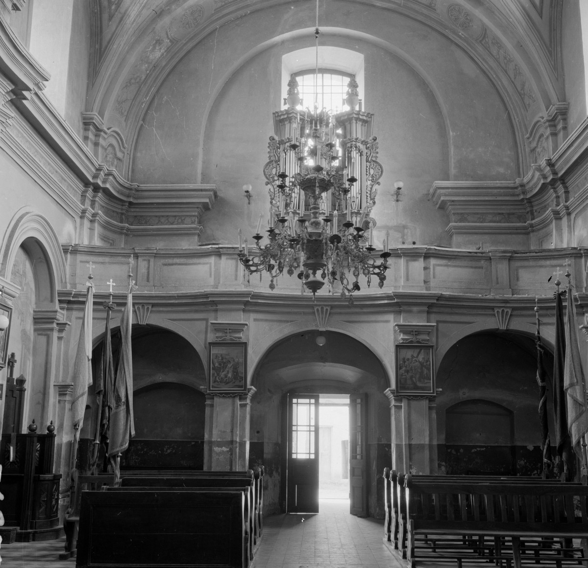 kościół św. Stanisława Biskupa - wnętrze, chór, portal, skan 1