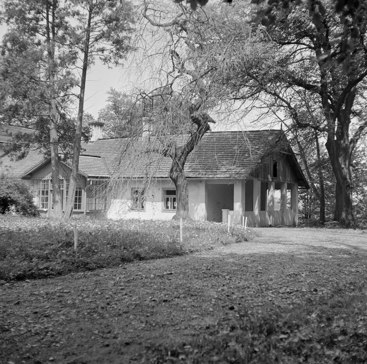 dworek Marii Konopnickiej - elewacja , skan 1