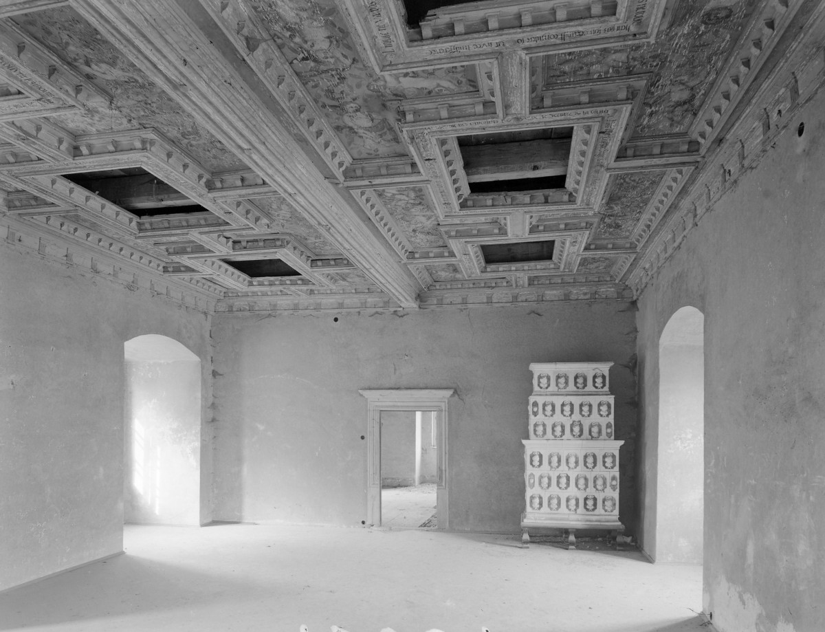 pałac - wnętrze: sala od strony północnej z drewnianym malowanym stropem, skan 1