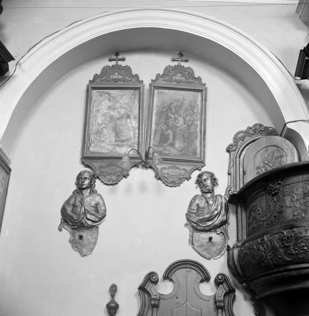 kościół św. Józefa i św. Piotra - wnętrze, stacja męki Pańskiej, swieczniki, skan 1