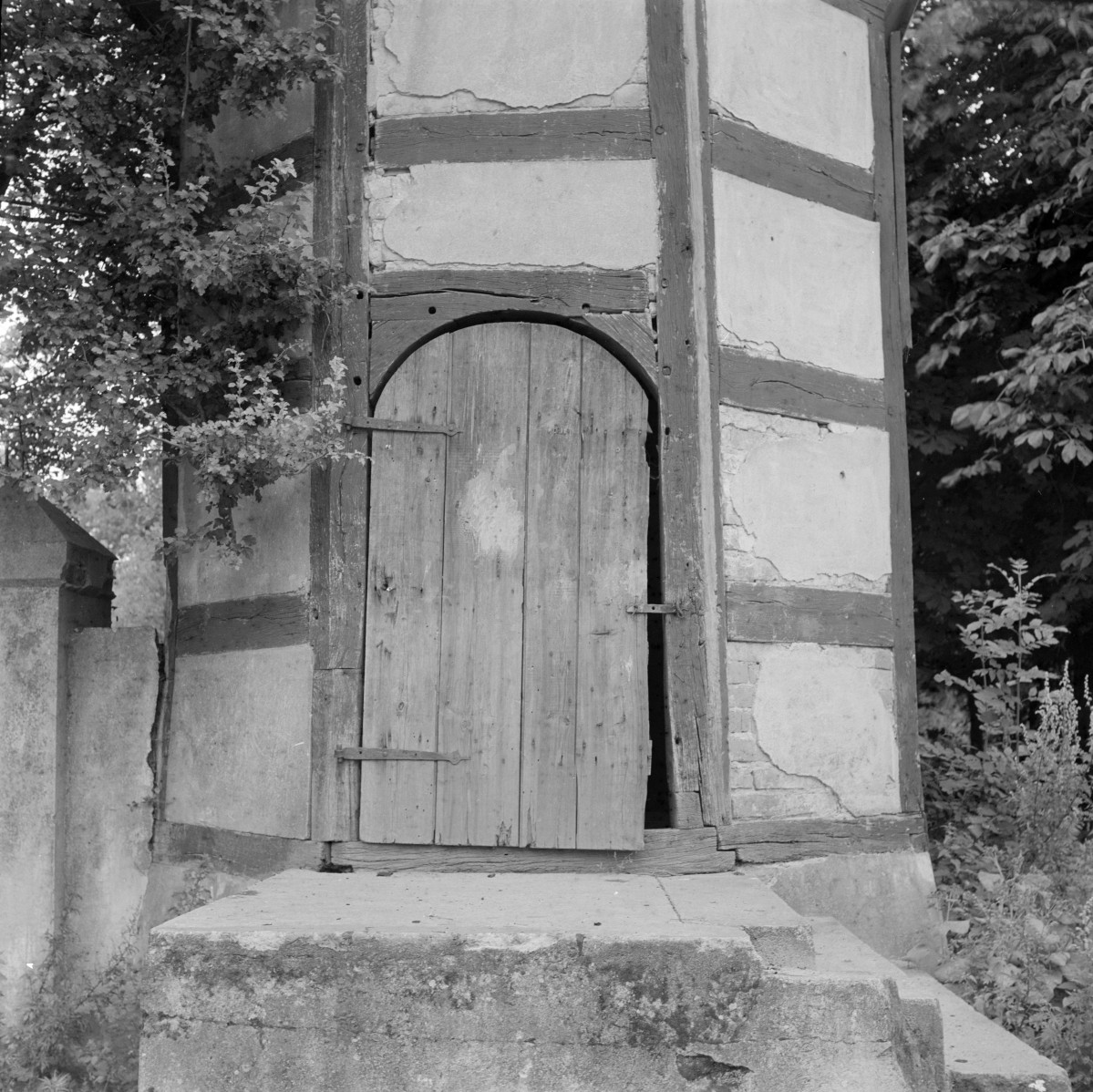 zespół dworski - wieża, elewacja szachulcowa, drzwi, skan 1