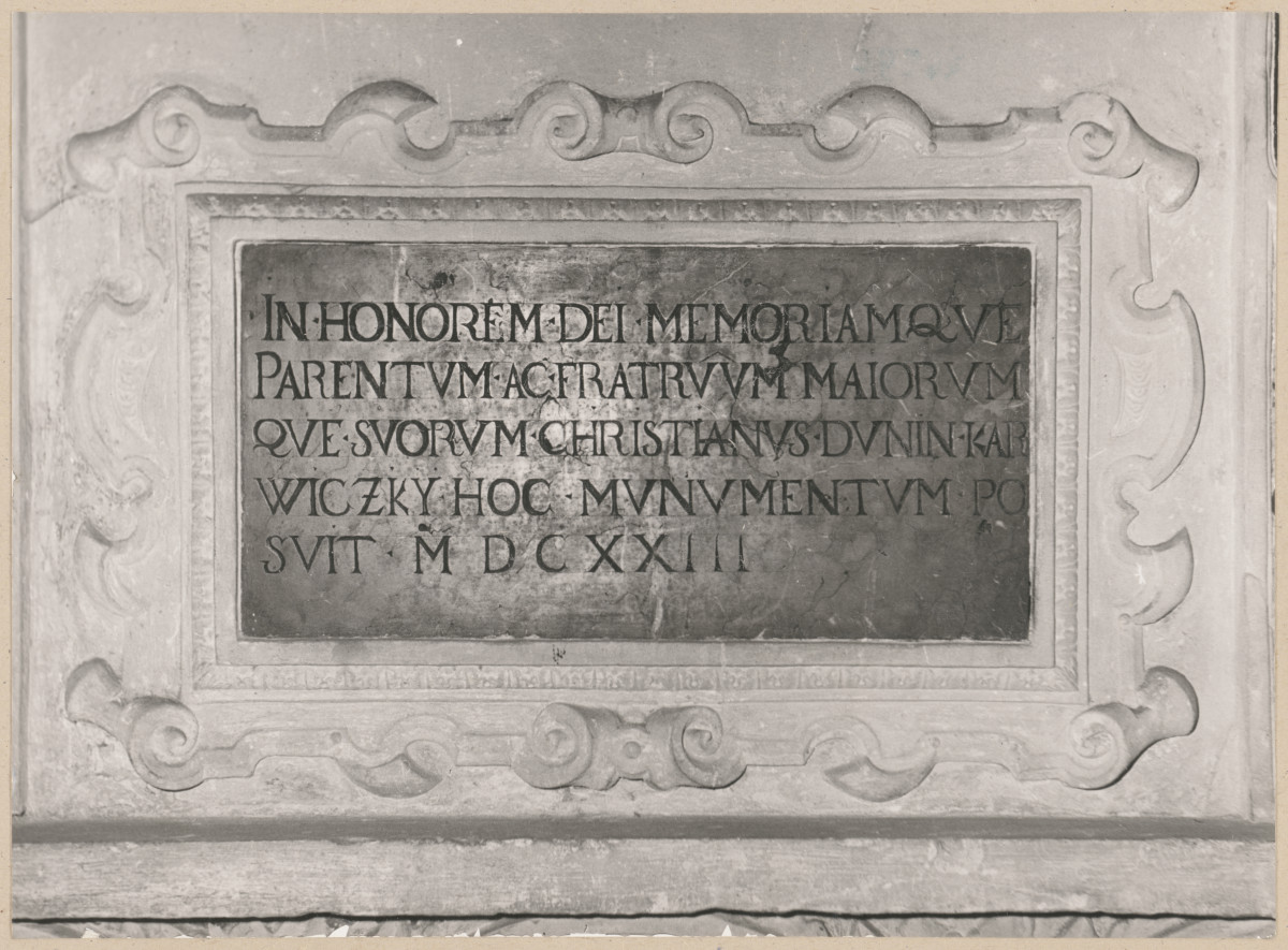 Kościół parafialny - wnętrze, d. prezbiterium, ob. kaplica, fragment nagrobka - inskrypcja

 , skan 1