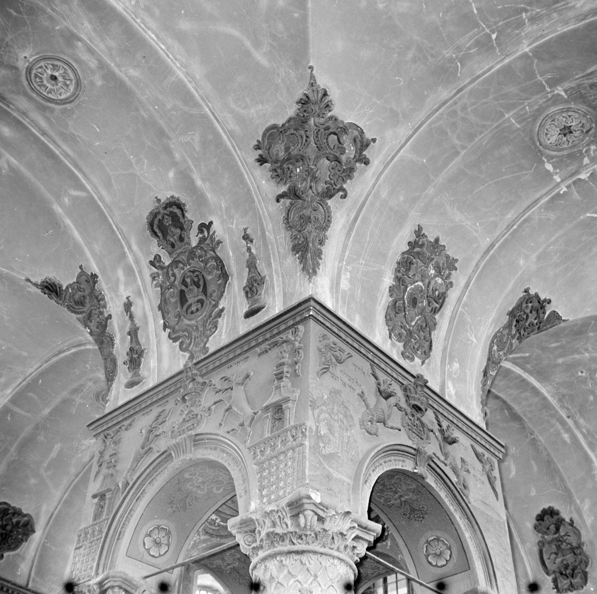 synagoga - wnętrze, filar nad bimą z arkadą, skan 1
