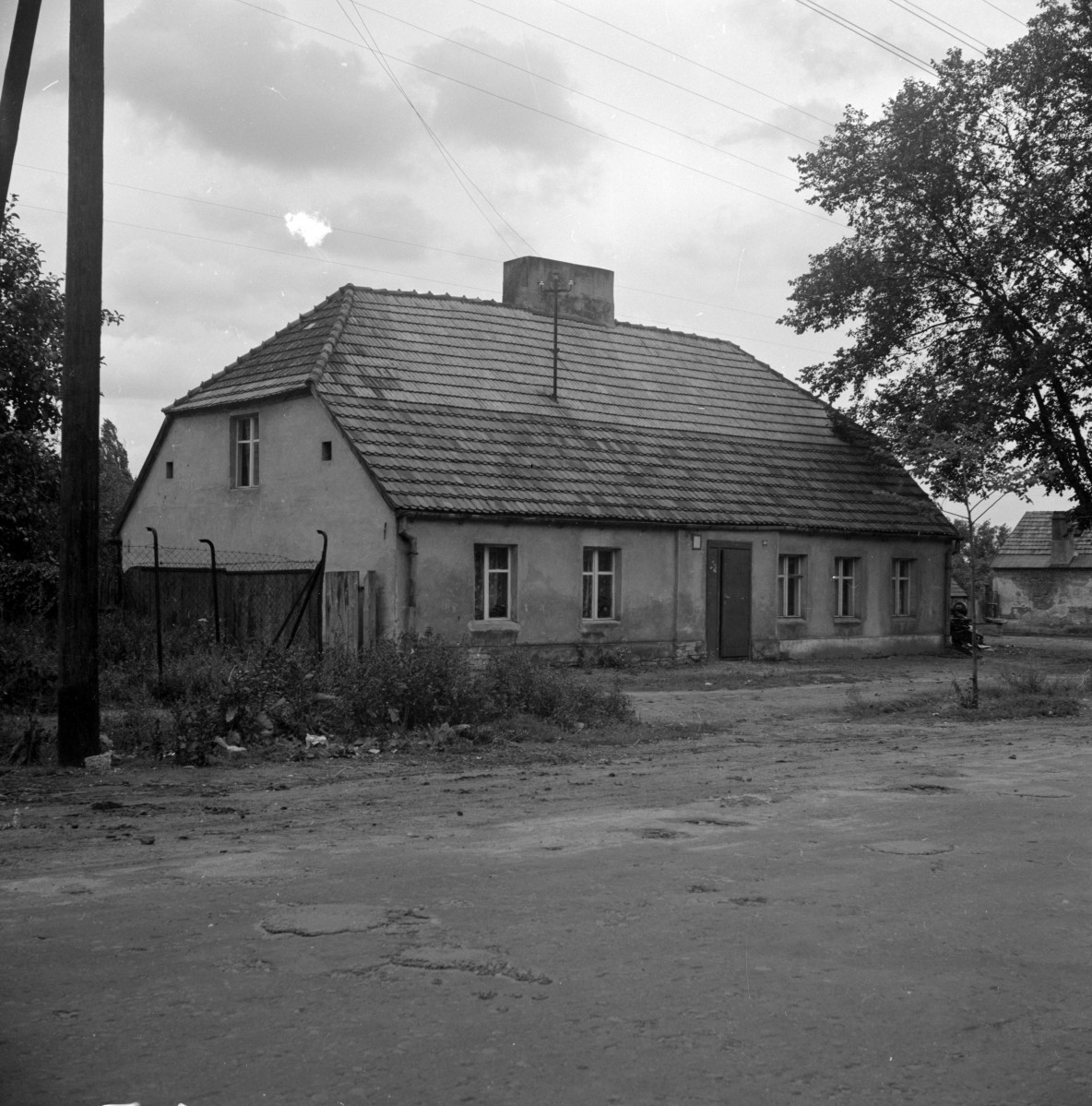 dom - elewacja frontowa, dach naczółkowy, skan 1