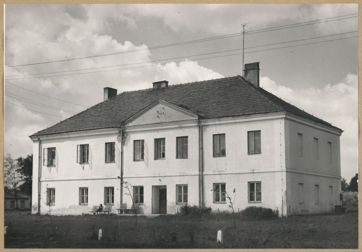 Zespół pałacowy - widok ogólny oficyny od frontu, skan 1