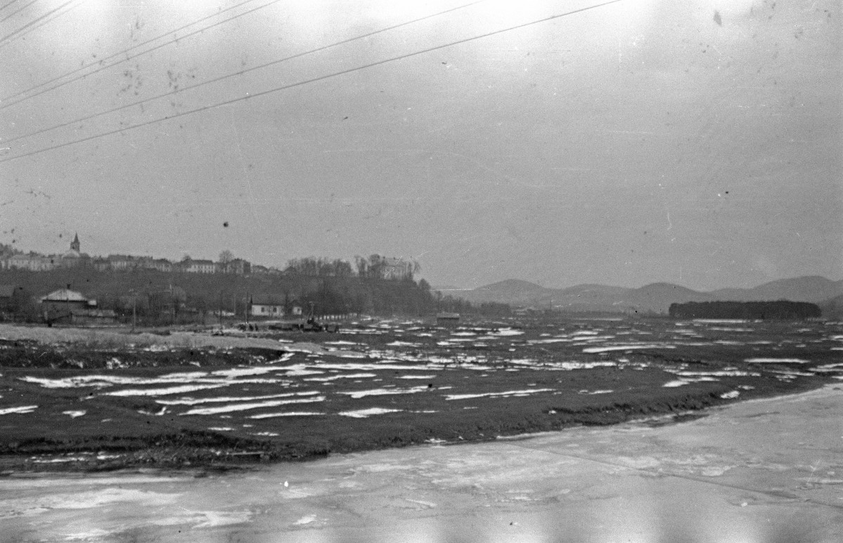 okolice zamku - widok na San, skan 1