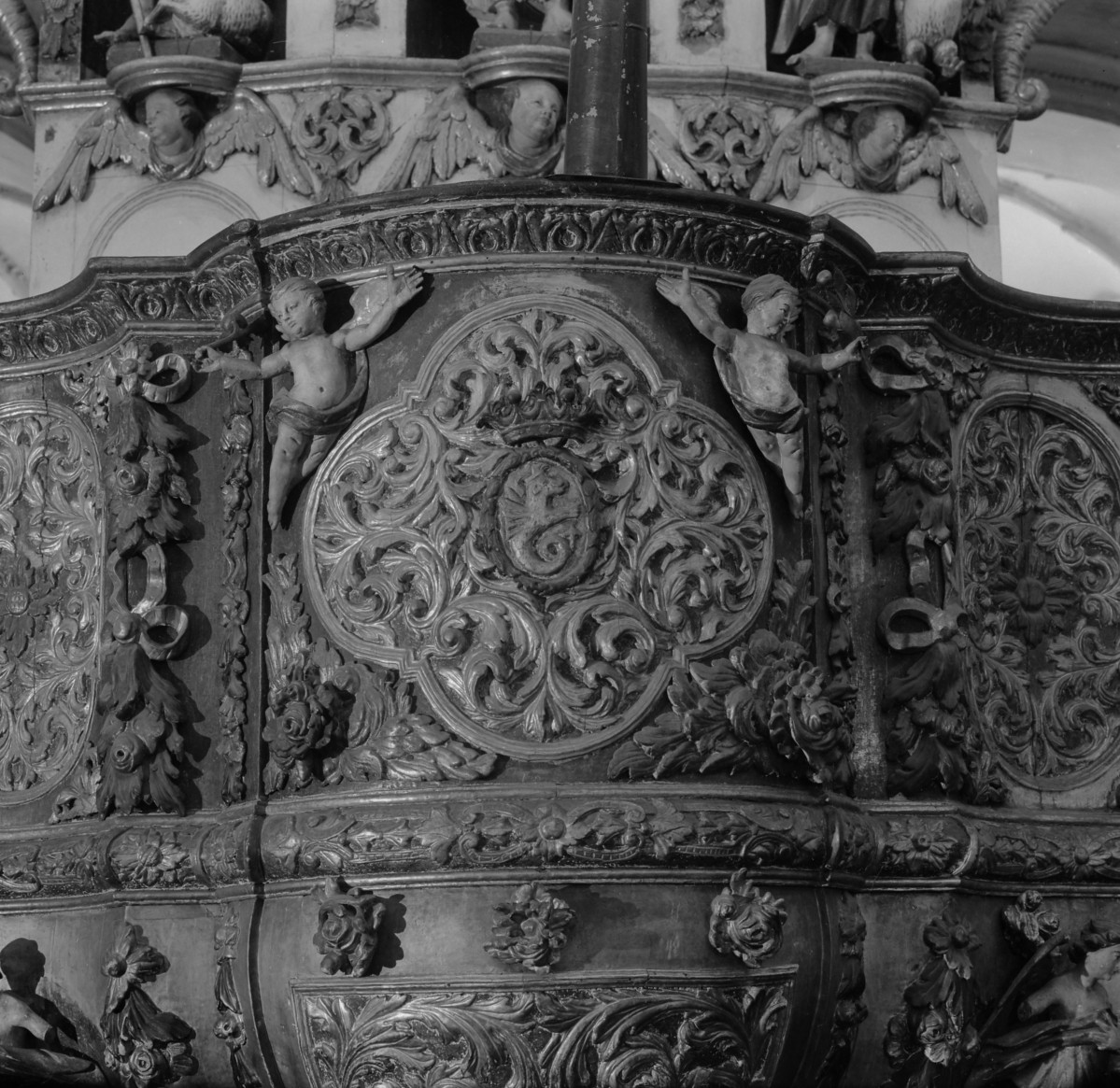 Bazyliki Wniebowzięcia NMP - wnętrze: ambona, detale korpusu, skan 1