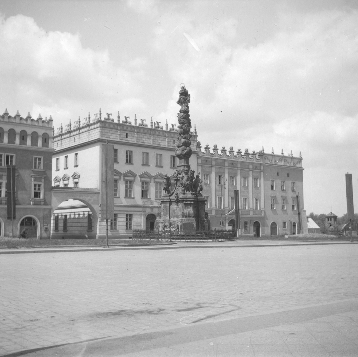 rynek miejski - pierzeja zachodnia oraz Kolumna Matki Boskiej , skan 1