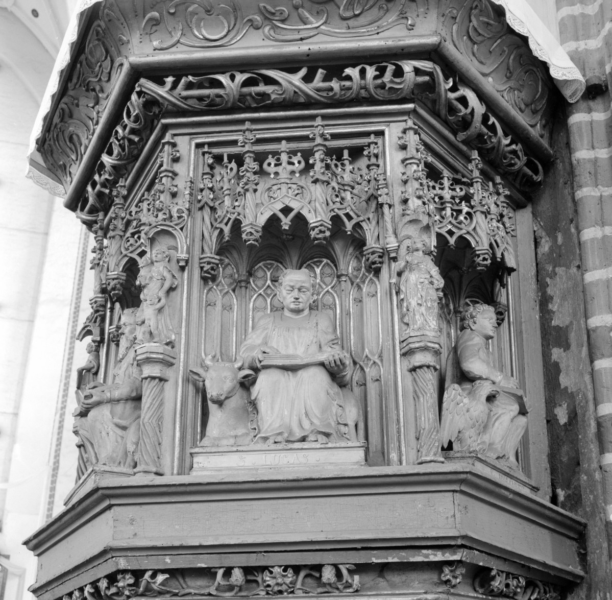archikatedra pw. Świętej Trójcy - wnętrze: ambona, fragment, skan 1