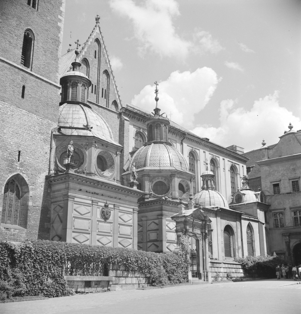 zespół Wzgórza Wawelskiego - Bazylika archikatedralna pw. św. Stanisława i św. Wacława - elewacja południowa - Kaplica Wazów, Kaplica Zygmuntowska, skan 1