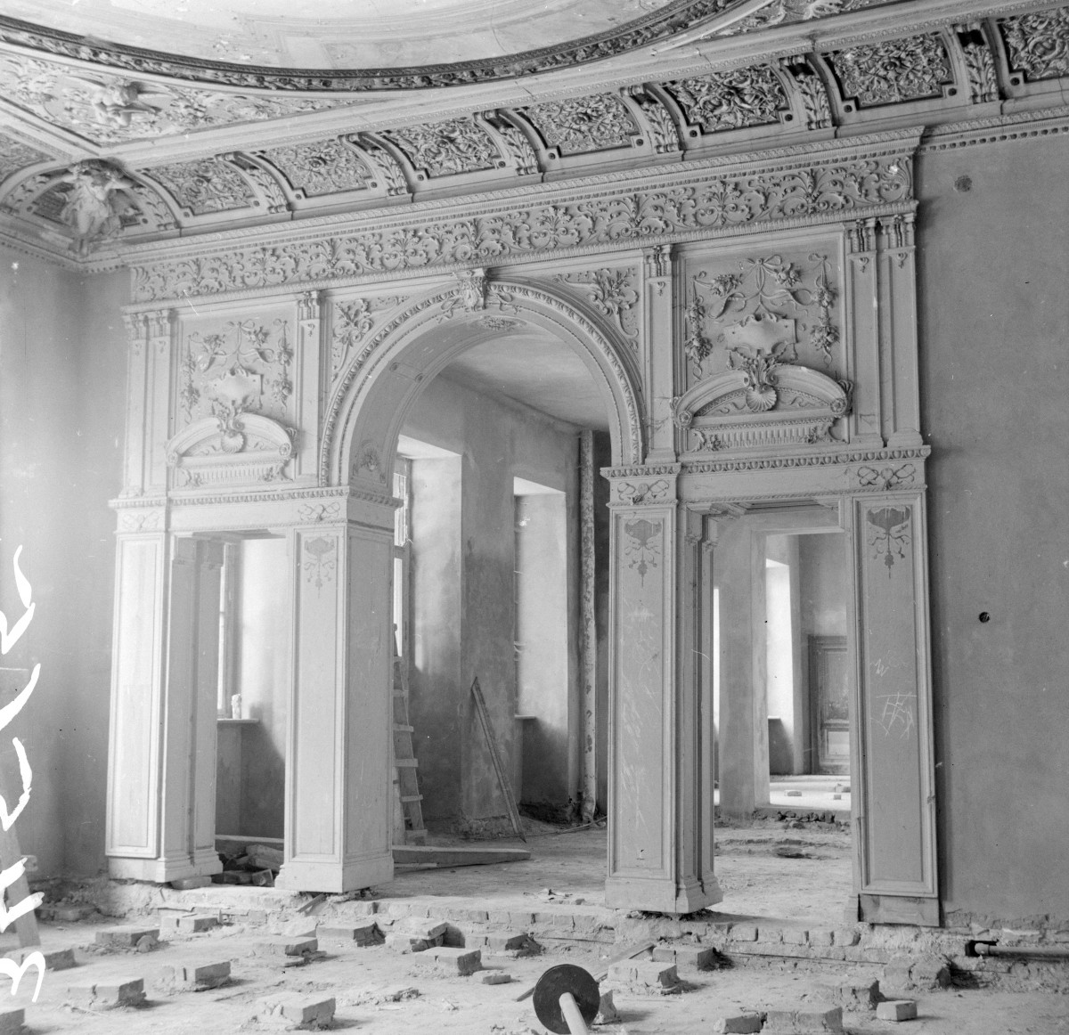 pałac - wnętrze, sala balowa, skan 1