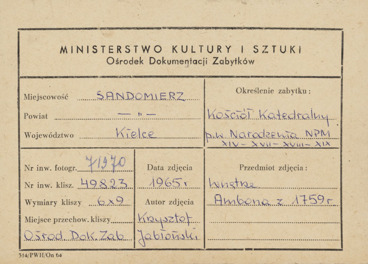 Katedra - fragment wnętrza, widok na ambonę - metryczka, skan 1