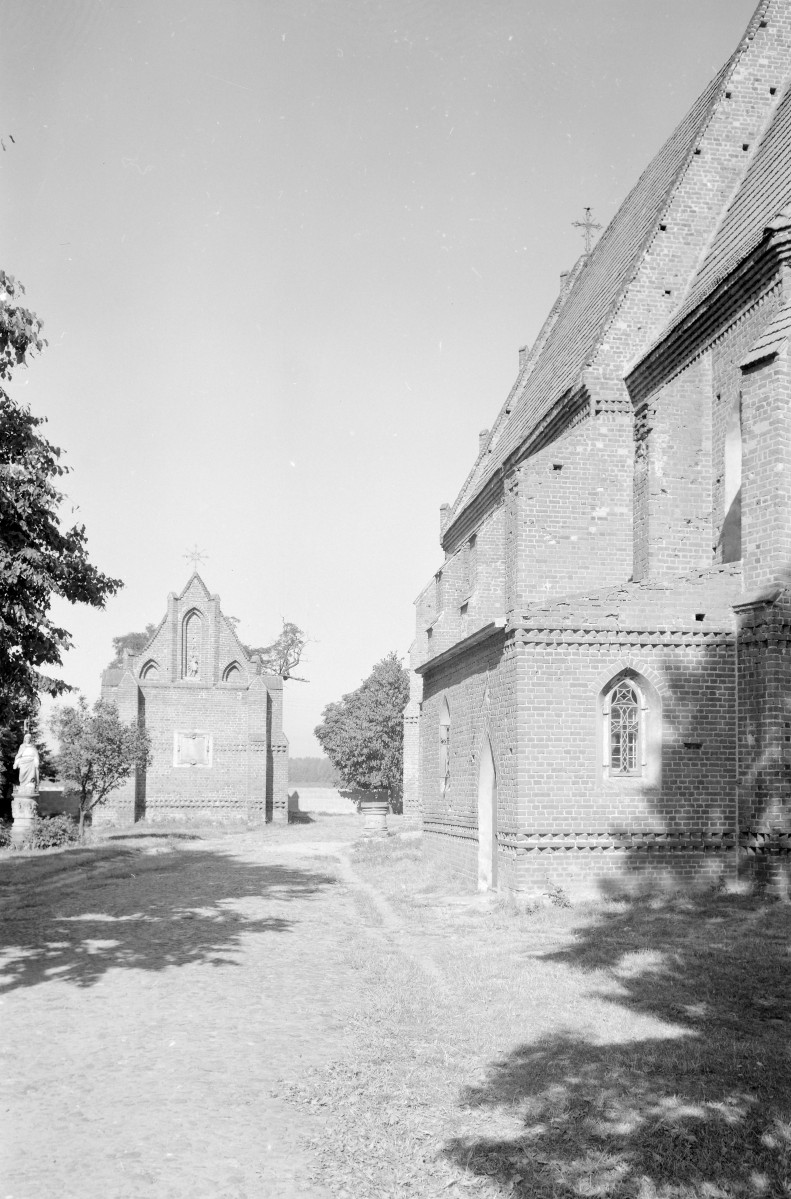 Kościół św. Stanisława Biskupa i św. Tomasza Apostoła - fragment elewacji prezbiterium o raz widoczna nieco dalej kaplica, skan 1