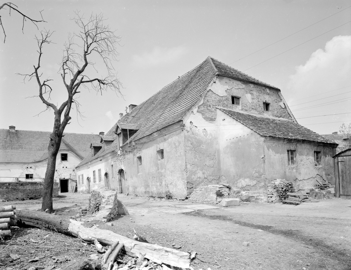 zespół zamkowy, budynek gospodarczy po stronie wschodniej, widok od zamku - elewacja, skan 1