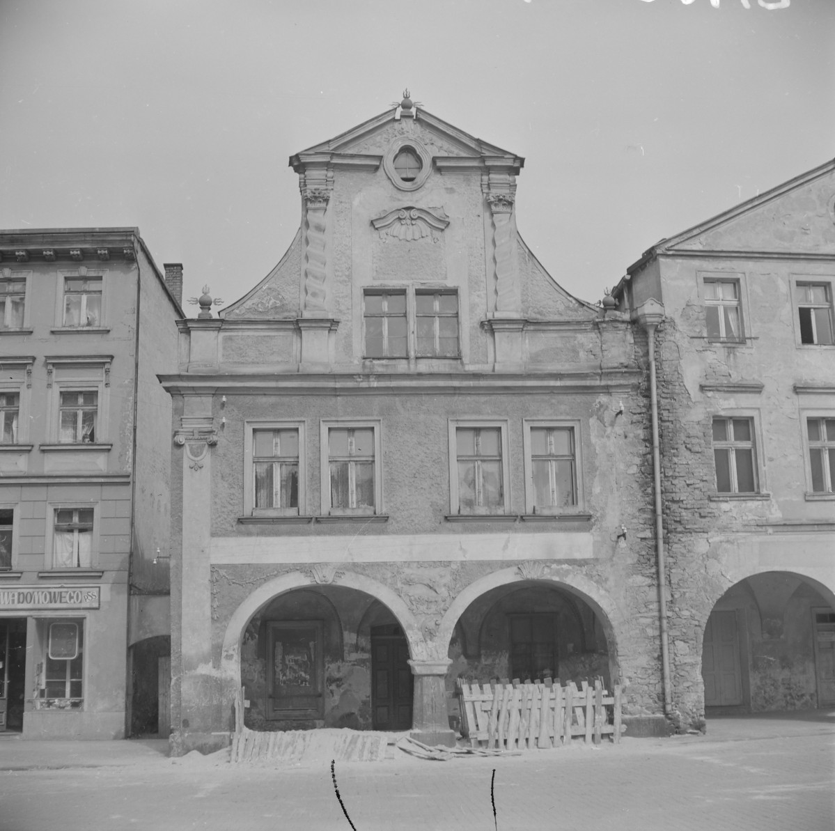 Podcieniowa kamienica. Barokowy szczyt. Elewacja frontowa., skan 1