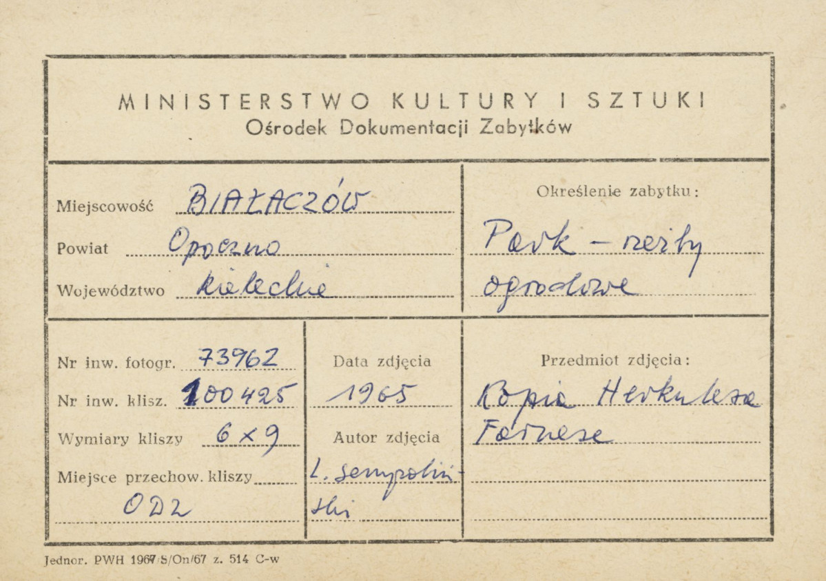 Zespół pałacowo - parkowy,  fragment parku - rzeźba Herkulesa - metryczka, skan 1