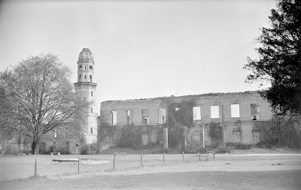 zamek - widok ruin, skan 1