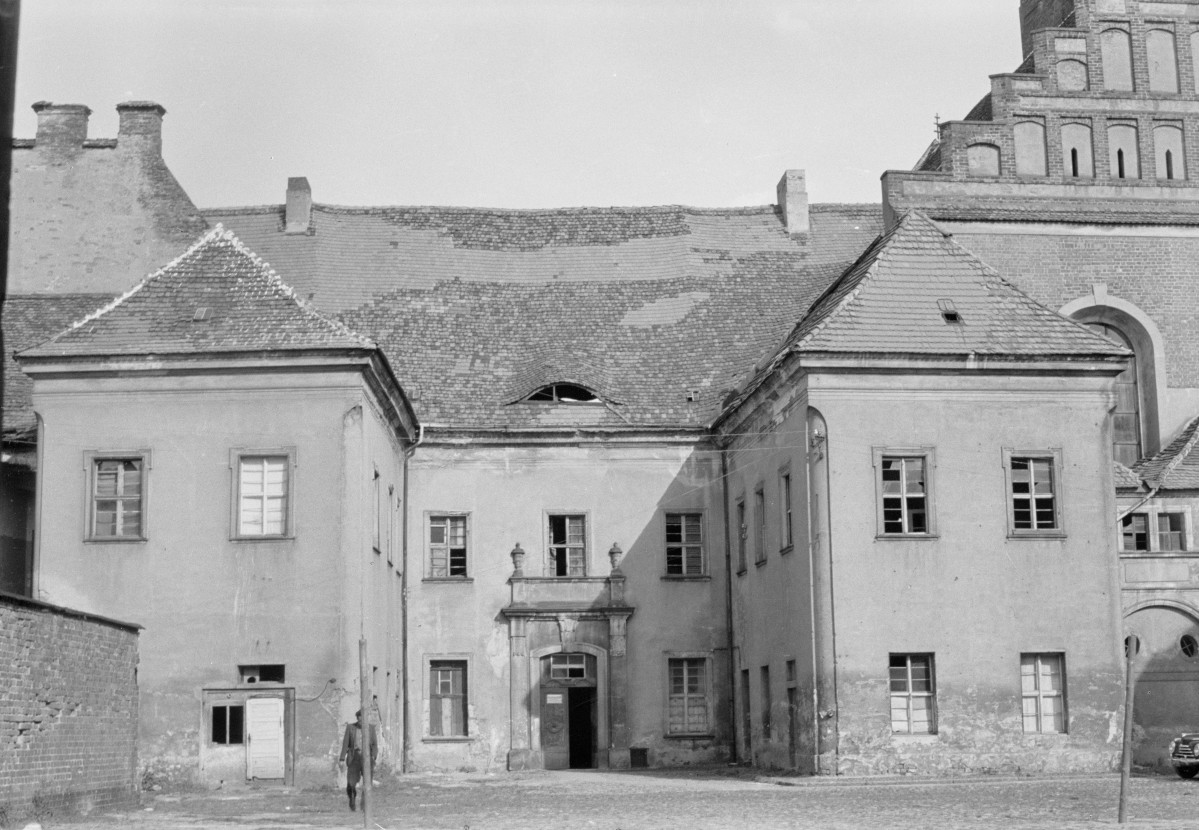 kościół pw. Wniebowzięcia NMP w daw. augustiańskim zespole klasztornym, widok od strony dziedzińca , skan 1