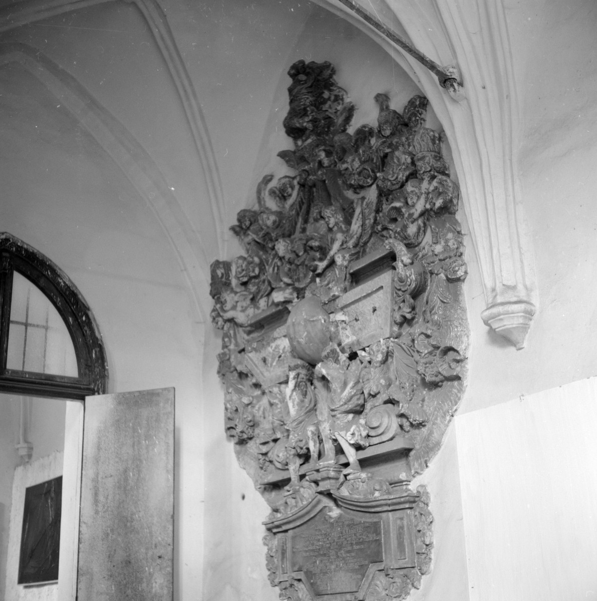 zespół klasztorny dominikanów, kościół pw. Najświętszej Marii Panny, obecnie galeria sztuki EL - wnętrze: krużganki - epitafium, skan 1