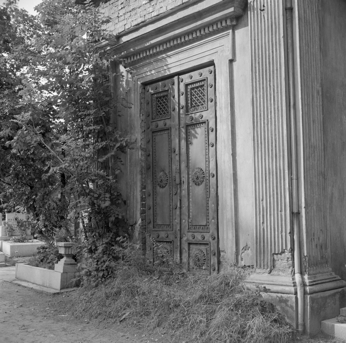 cmentarz miejski - grobowiec Załuskowieckich, portal, skan 1