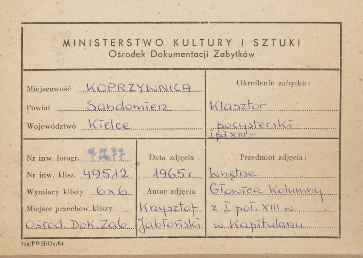 Zespół klasztorny - kapitularz, widok na kapitel kolumny - metryczka, skan 1