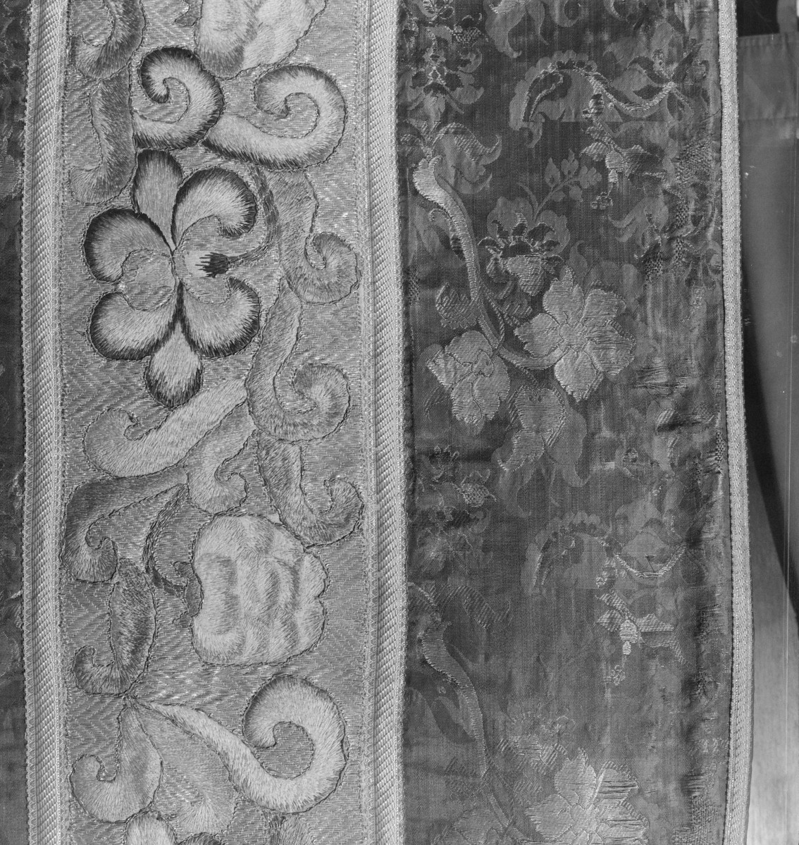 Skarbiec katedralny - Ornat. Włochy XVII wiek. Haft Polski. Fragment raportu. Wzór boków i haftu kolumny., skan 1