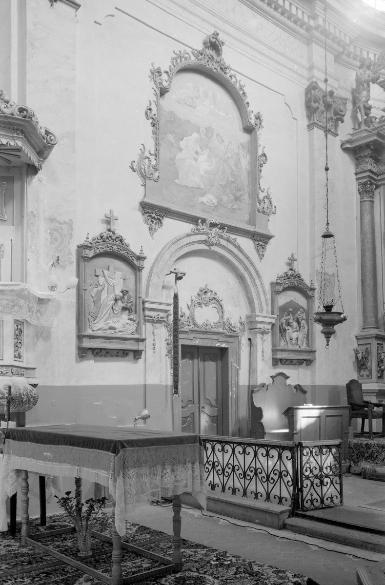 Kościół Przemienienia Pańskiego - wnętrze: ściana prezbiterium, fragment ambony., skan 1
