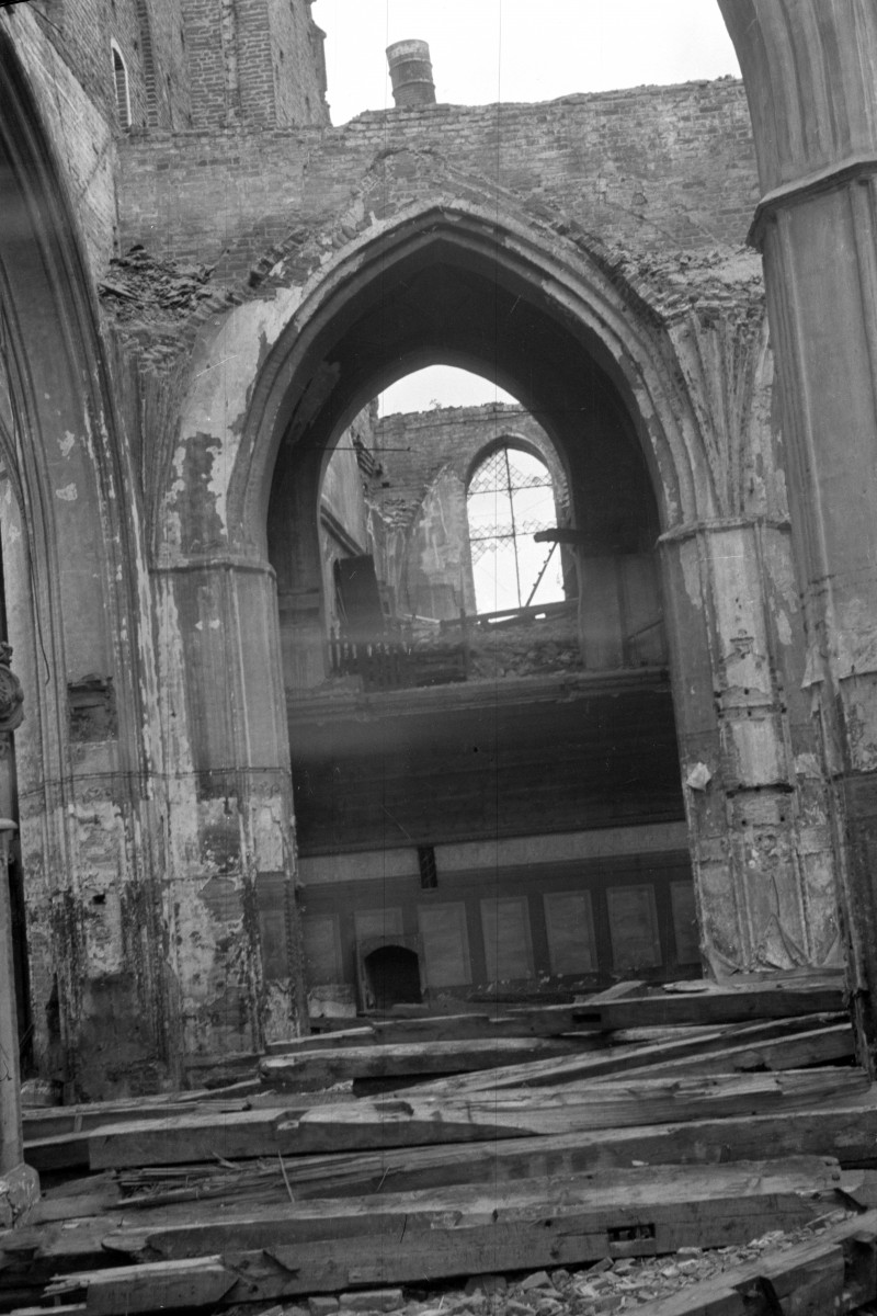 kościół parafialny, ob. rektorski pw. św. Katarzyny - wnętrze: fragment ruin, skan 1
