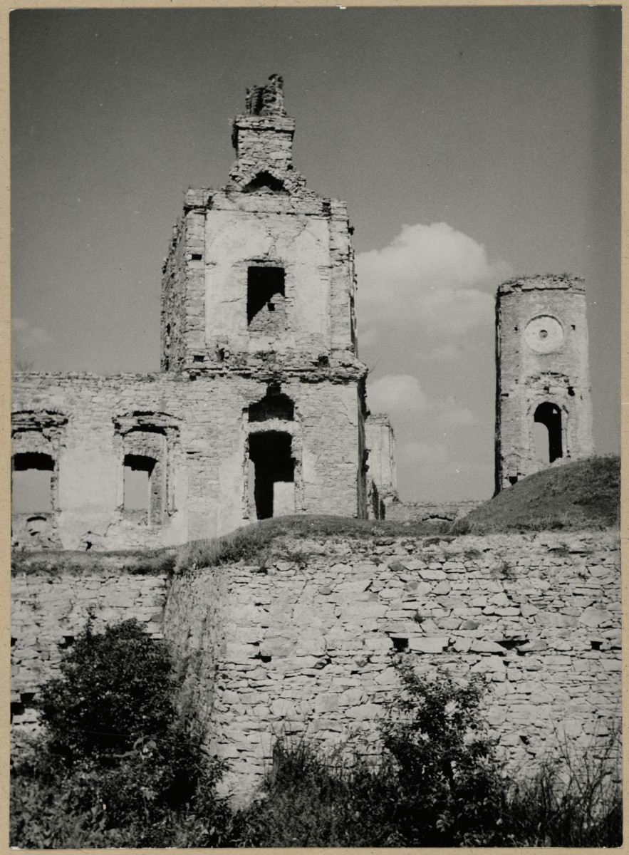 Ruiny zamku  Krzyżtopór  - bastion i wieże, widok od strony płd. - zach. , skan 1