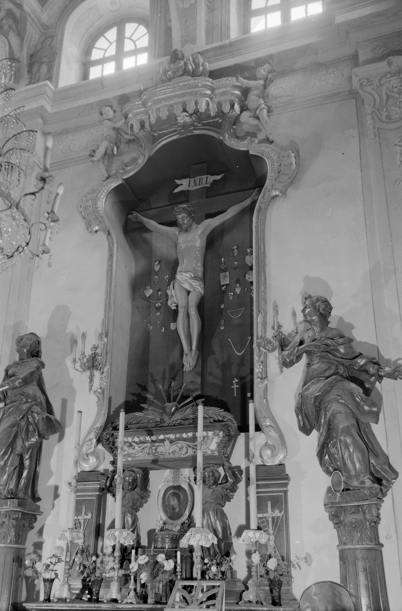 Kościół Wniebowzięcia NMP - wnętrze: kaplica pn. ołtarz z krucyfiksem i figurami po obokach pilastry, skan 1