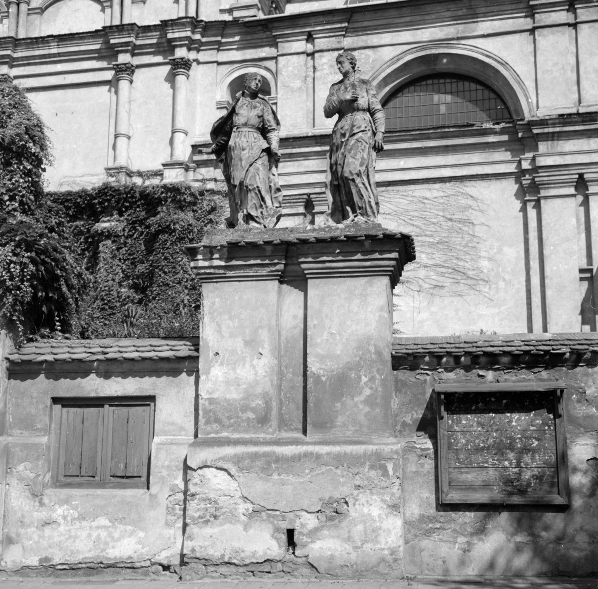 kolegiata Bożego Ciała - figury św. zakonu Jezuitów na murze przed kościołem, skan 1
