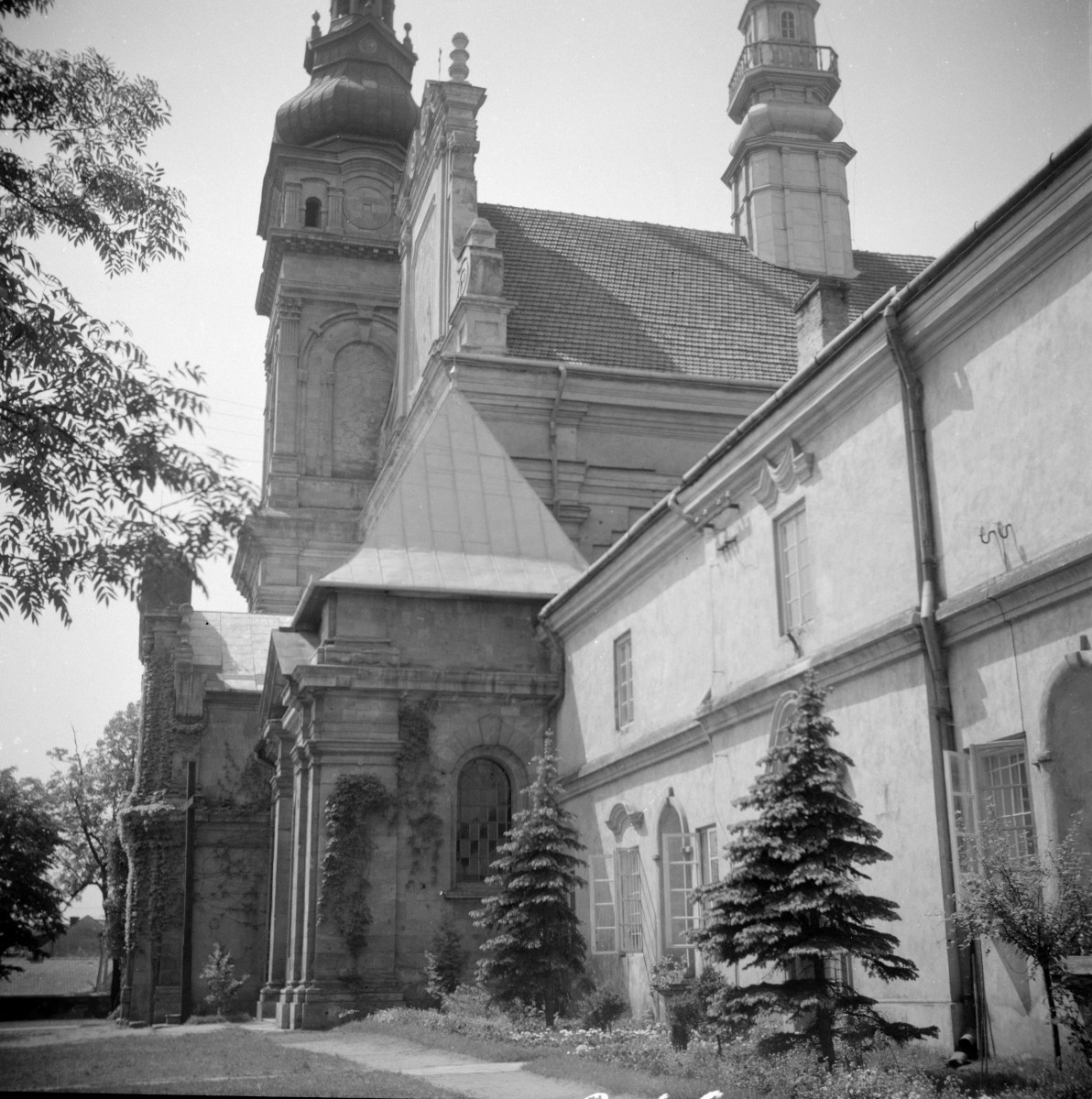 kościół pw. Wniebowzięcia Najświętszej Marii Panny - elewacja i fragment klasztor, skan 1