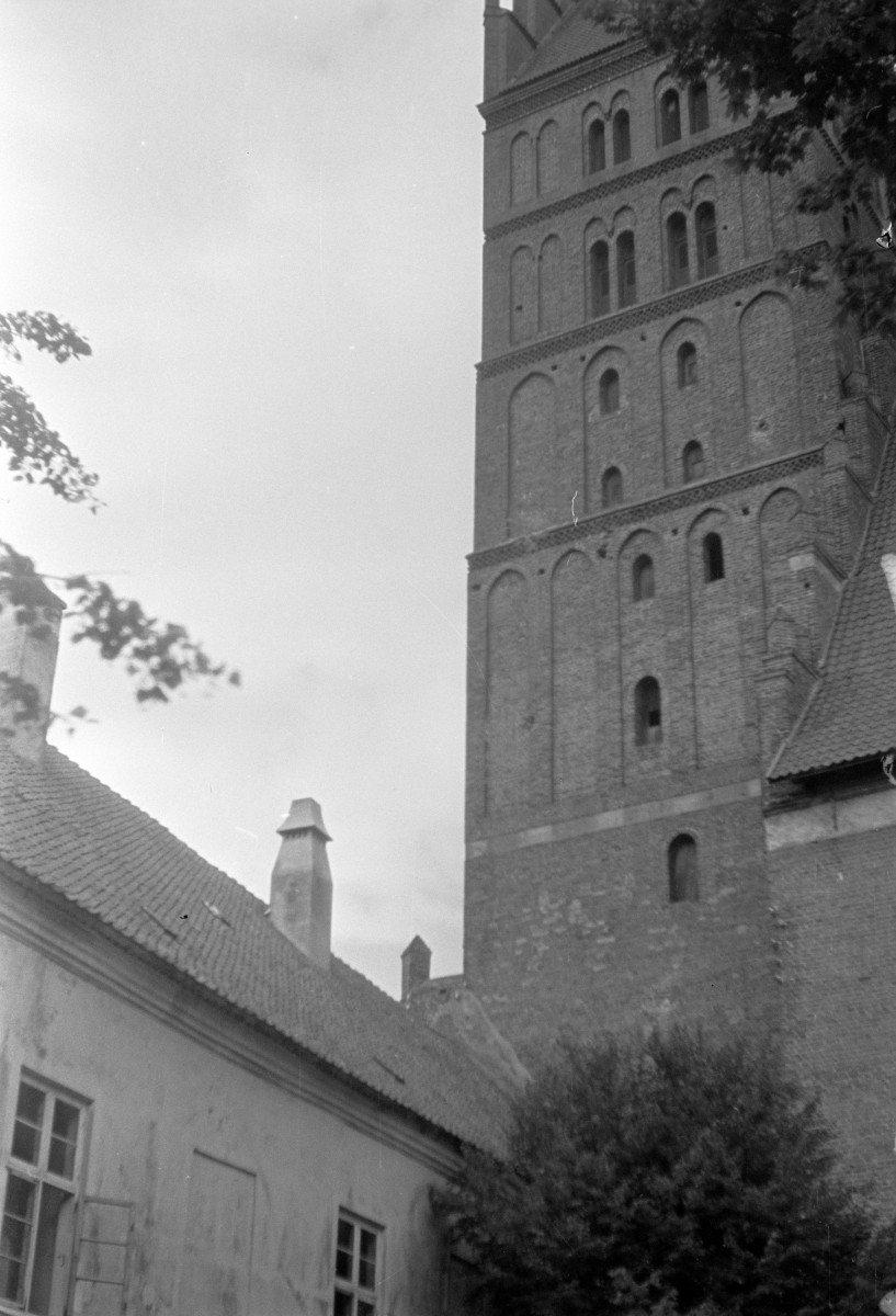 zespół kościoła kolegiackiego - wieża (nadbudowa w 1512 r) część dolna i fragment zabudowań kolegiackich, skan 1