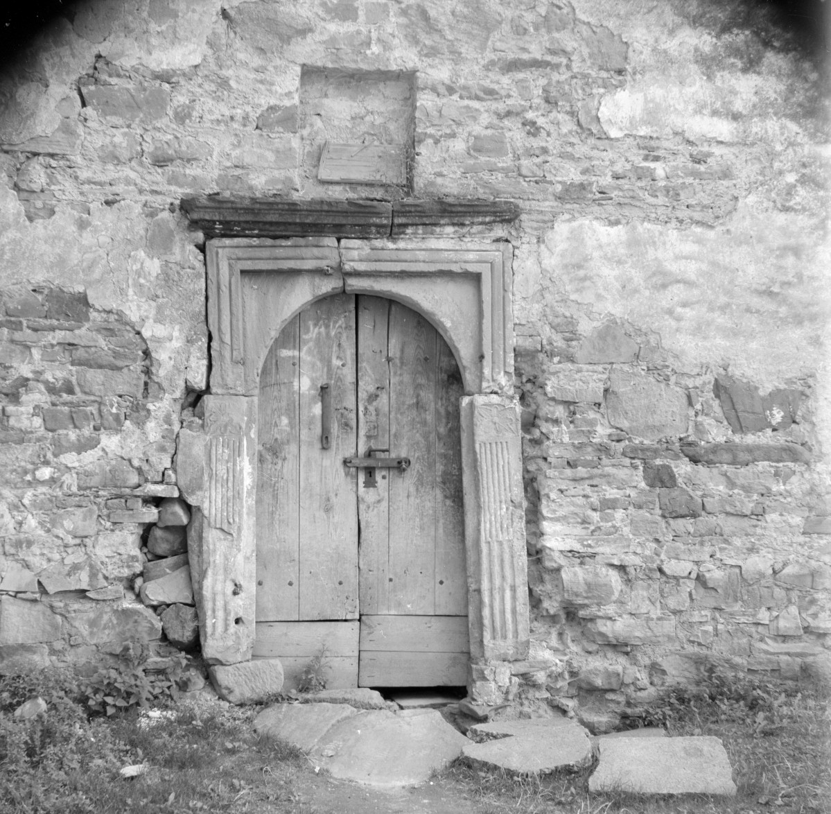 kasztel Gładyszów - elewacja, zniszczenia, portal, skan 1