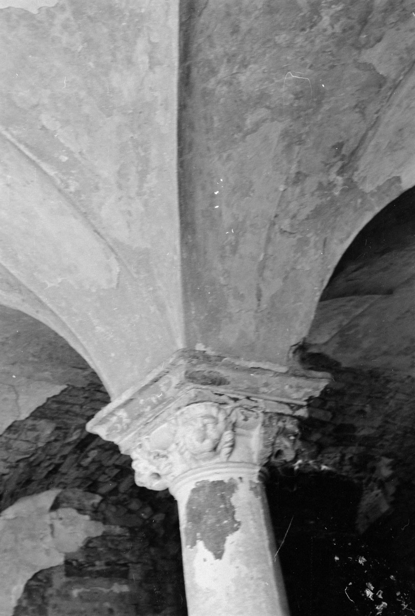 zamek Stary Ostenów - Sala Rycerska - sklepienie z kolumną - fragment, skan 1