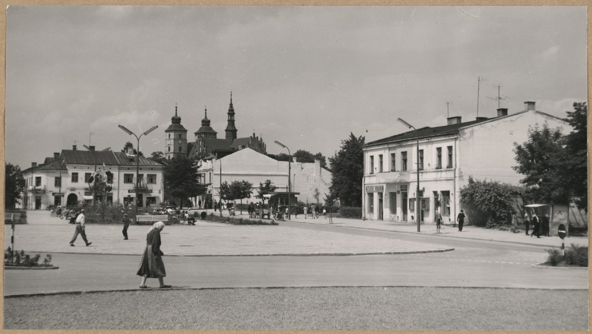 Rynek - widok ogólny od strony płd. - wsch. z kolegiatą w tle

 , skan 1
