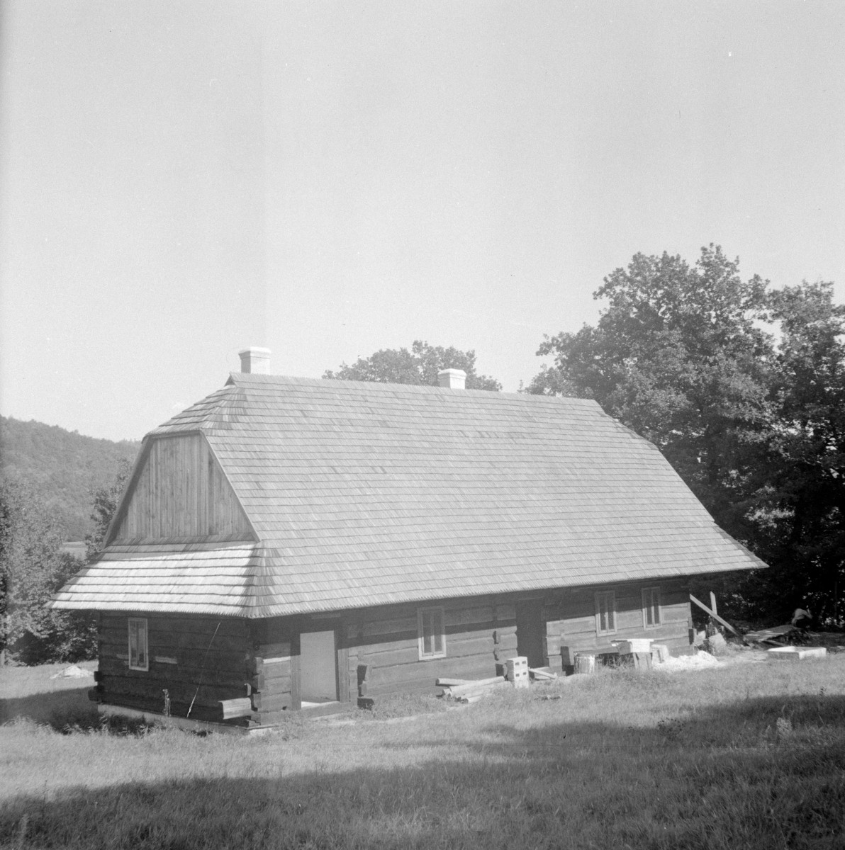 muzeum budownictwa ludowego - budynek, dach naczółkowy, skan 1