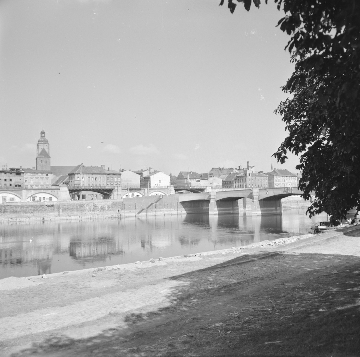 fragment panoramy miasta od strony Warty - widok na Bulwar Nadwarciański /w tle kościół pw. Wniebowzięcia Najświętszej Maryi Panny/ - widok od południa, skan 1